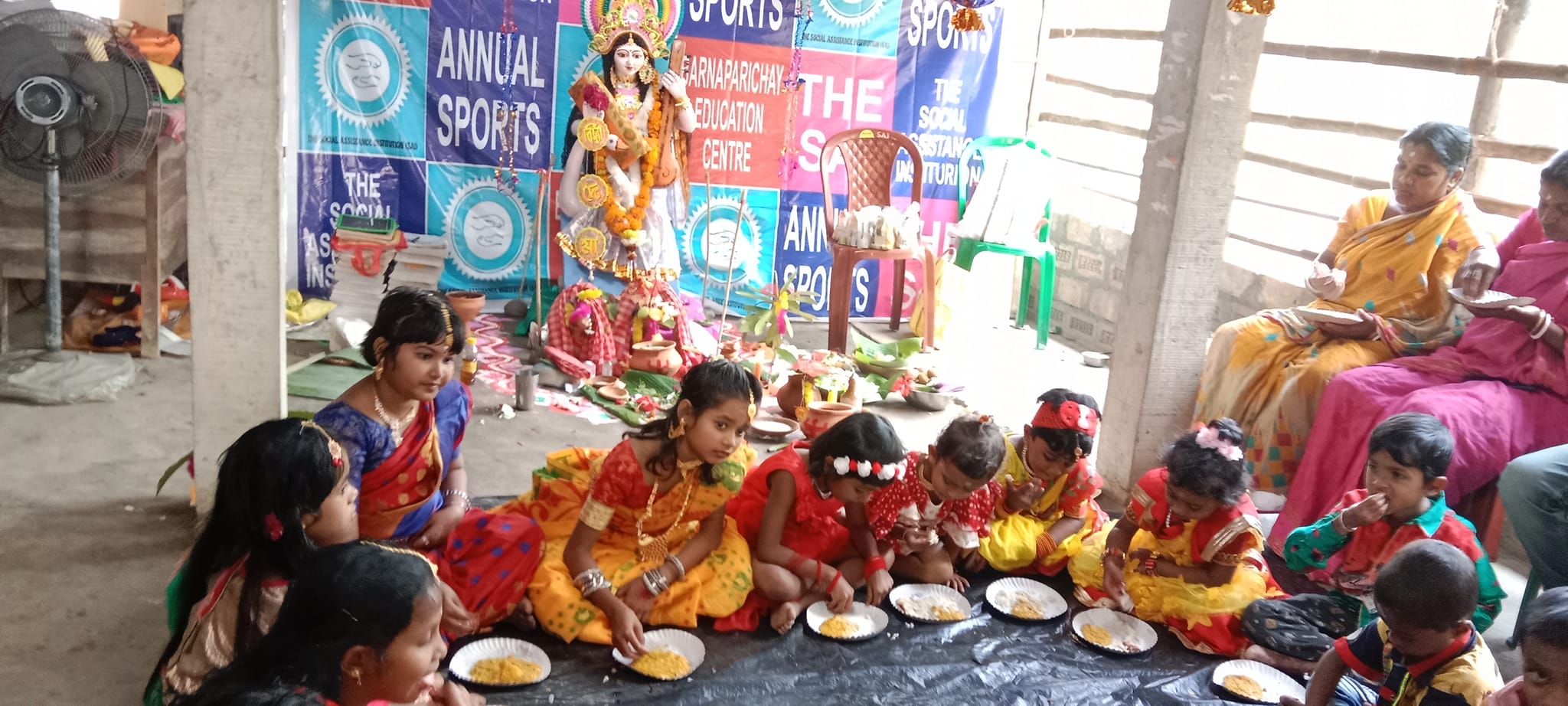 Devotees earting prasad at the end of the Puja.