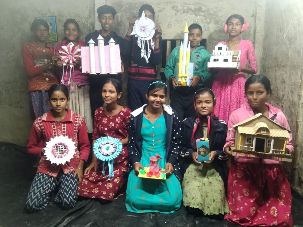 The academic year 2024 ended today with the handicraft exam. The students of two schools submitted very beautiful handicrafts entirely on their own initiative and effort.