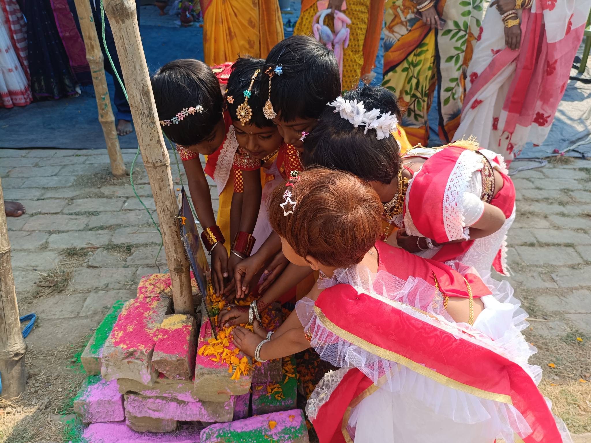 Children from the SAI-run Barnaparichay Education Center are also offering flowers at Netaji's feet.
