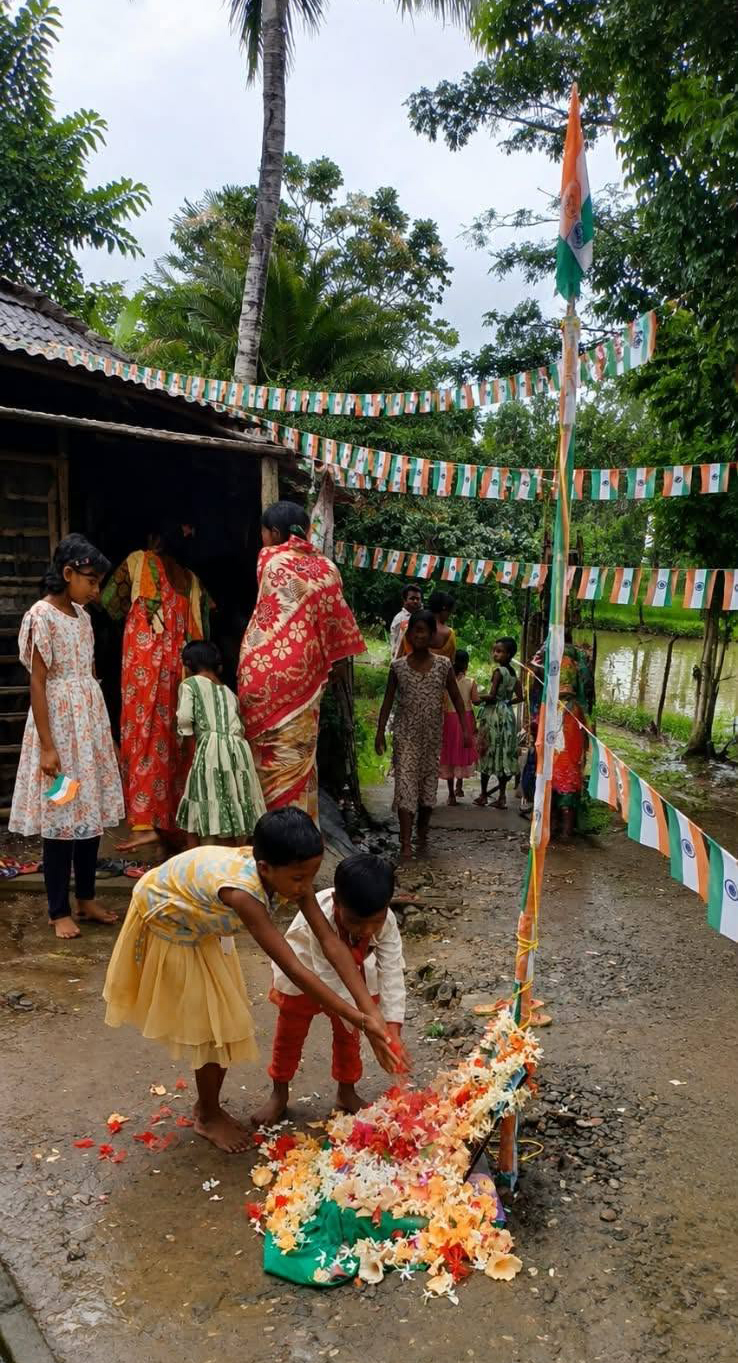 Students from SAI run education centres are paying tribute to freedom fighters by offering flowers on India's Independence day.